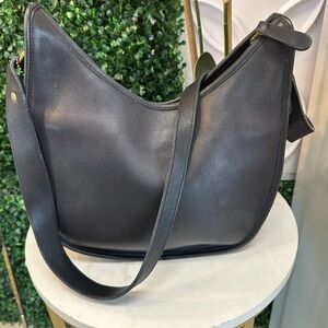 Coach Vintage Elegant Black Leather Shoulder Bag